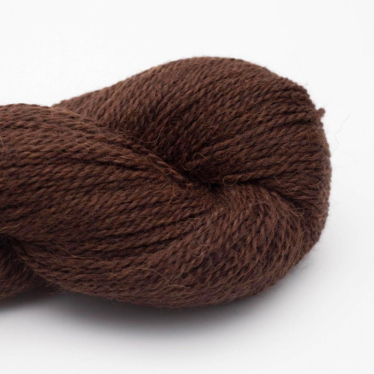 Couleur et texture d'un écheveau de Baby Alpaca de BC Garn coloris 106 Chocolat