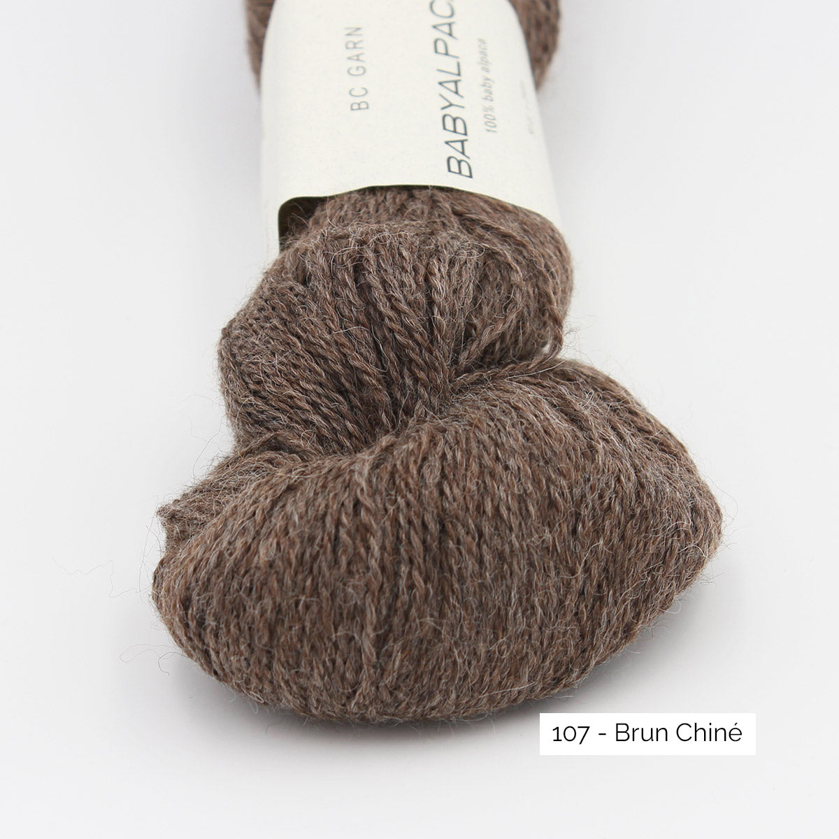 Gros plan sur la texture d'un écheveau de Baby Alpaca de BC Garn, coloris 107 Brun Chiné