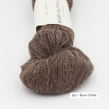 Gros plan sur la texture d'un écheveau de Baby Alpaca de BC Garn, coloris 107 Brun Chiné