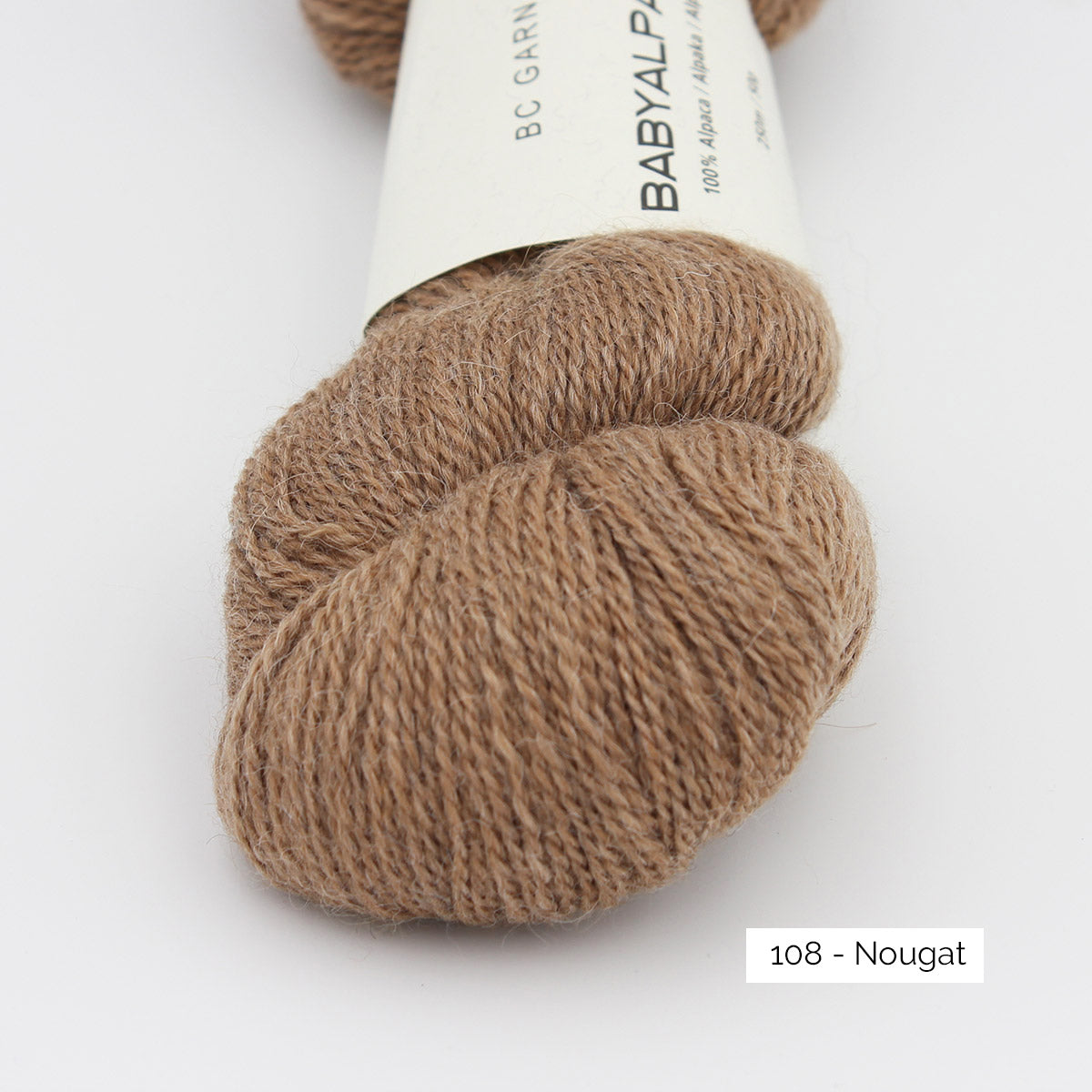 Gros plan sur la texture d'un écheveau de Baby Alpaca de BC Garn, coloris 108 Nougat