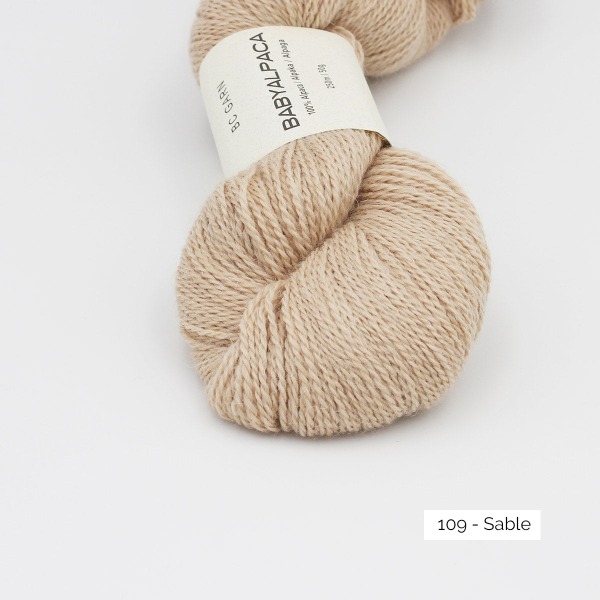 Gros plan sur la texture d'un écheveau de Baby Alpaca de BC Garn, coloris 109 Sable