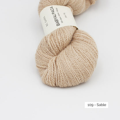 Gros plan sur la texture d'un écheveau de Baby Alpaca de BC Garn, coloris 109 Sable