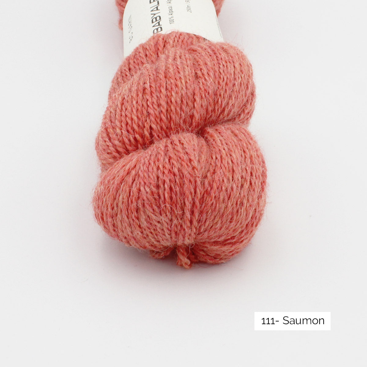 Texture et couleur d'un écheveau de Baby Alpaca de BC Garn coloris 111 Saumon 