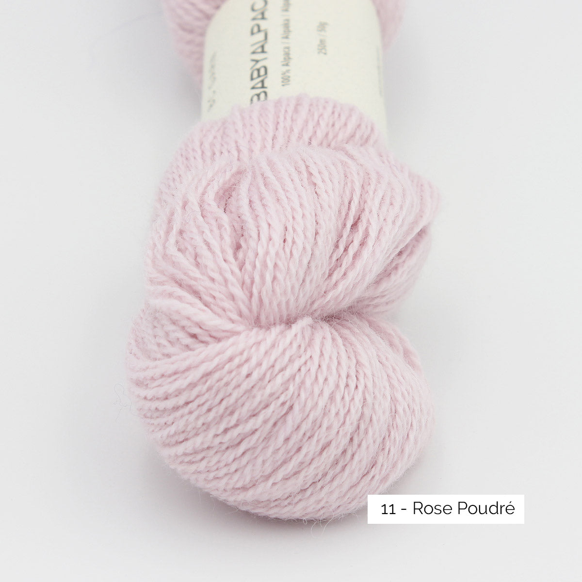 Gros plan sur la texture d'un écheveau de Baby Alpaca de BC Garn, coloris 11 Rose Poudré