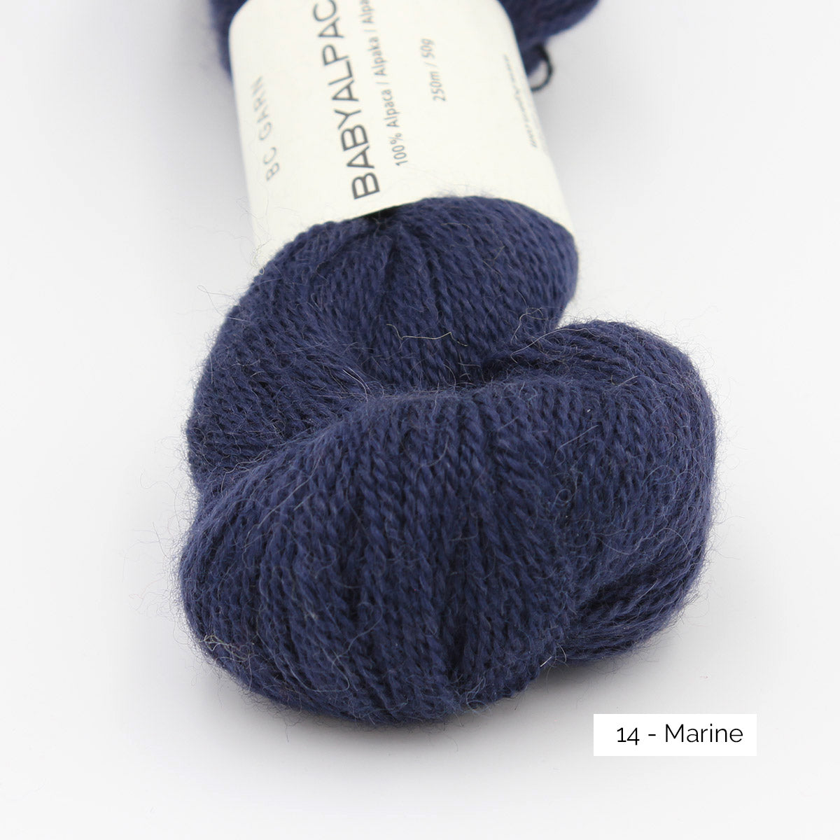 Gros plan sur la texture et la couleur d'un écheveau de Baby Alpaca de BC Garn, coloris 14 Marine