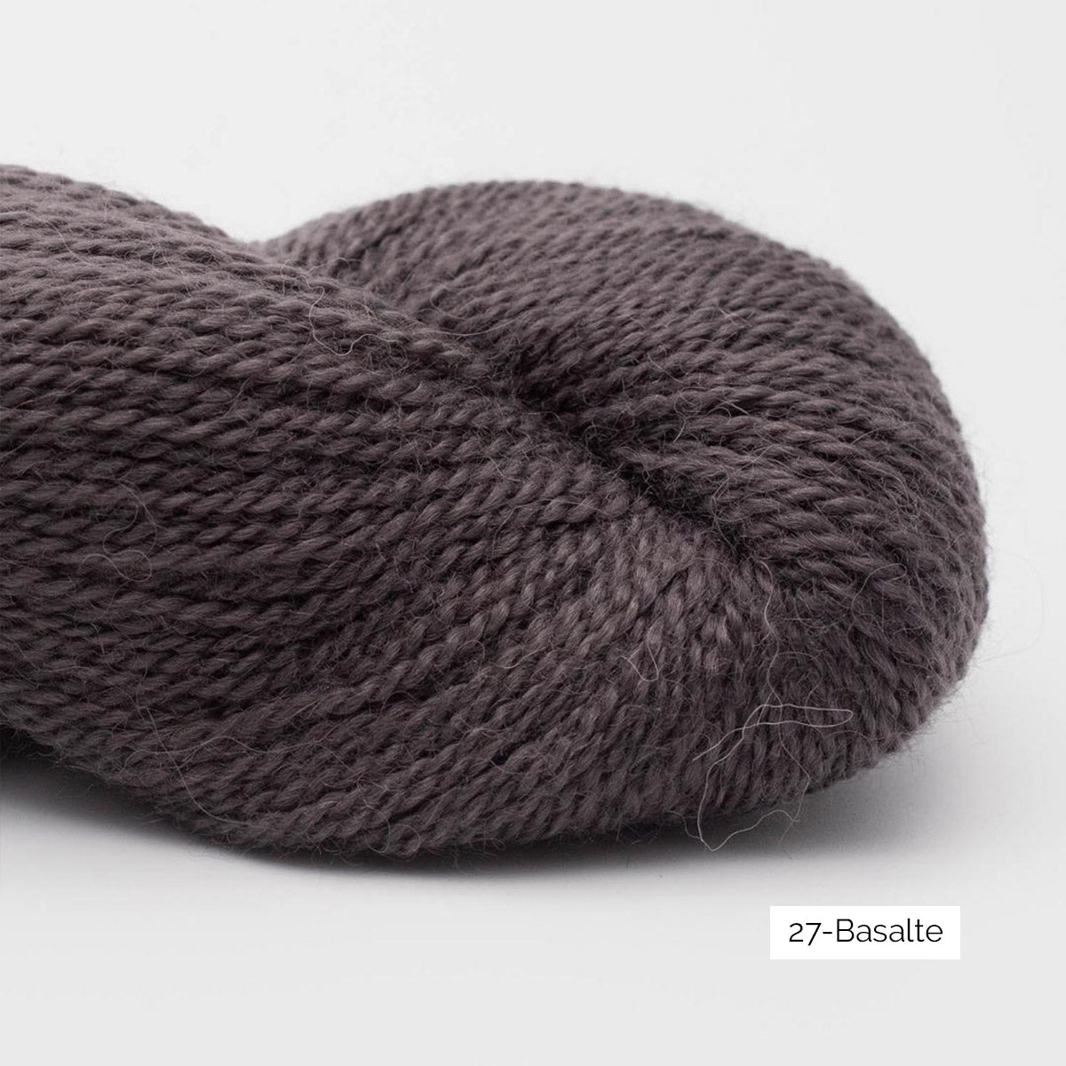 Texture et couleur d'un écheveau de Baby Alpaca de BC Garn coloris 27 Basalte