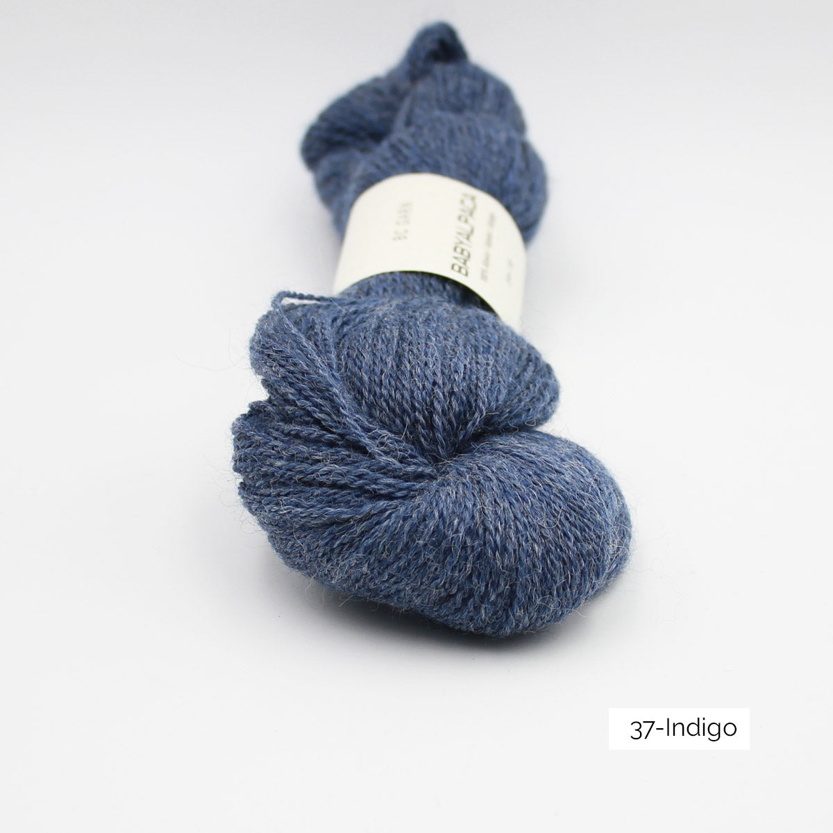 Texture et couleur d'un écheveau de Baby Alpaca de BC Garn coloris 37 Indigo