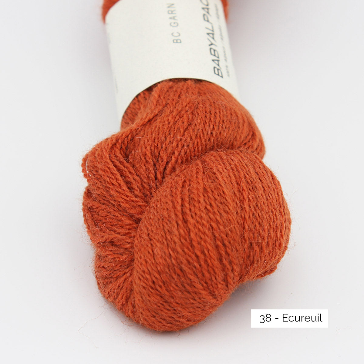 Texture et couleur d'un écheveau de Baby Alpaca de BC Garn, coloris 38 Ecureuil