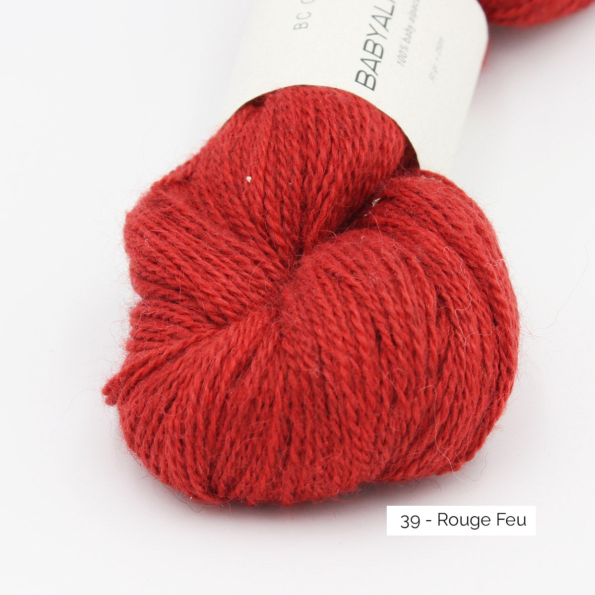 Texture et couleur d'un écheveau de Baby Alpaca de BC Garn, coloris 39 Rouge Feu