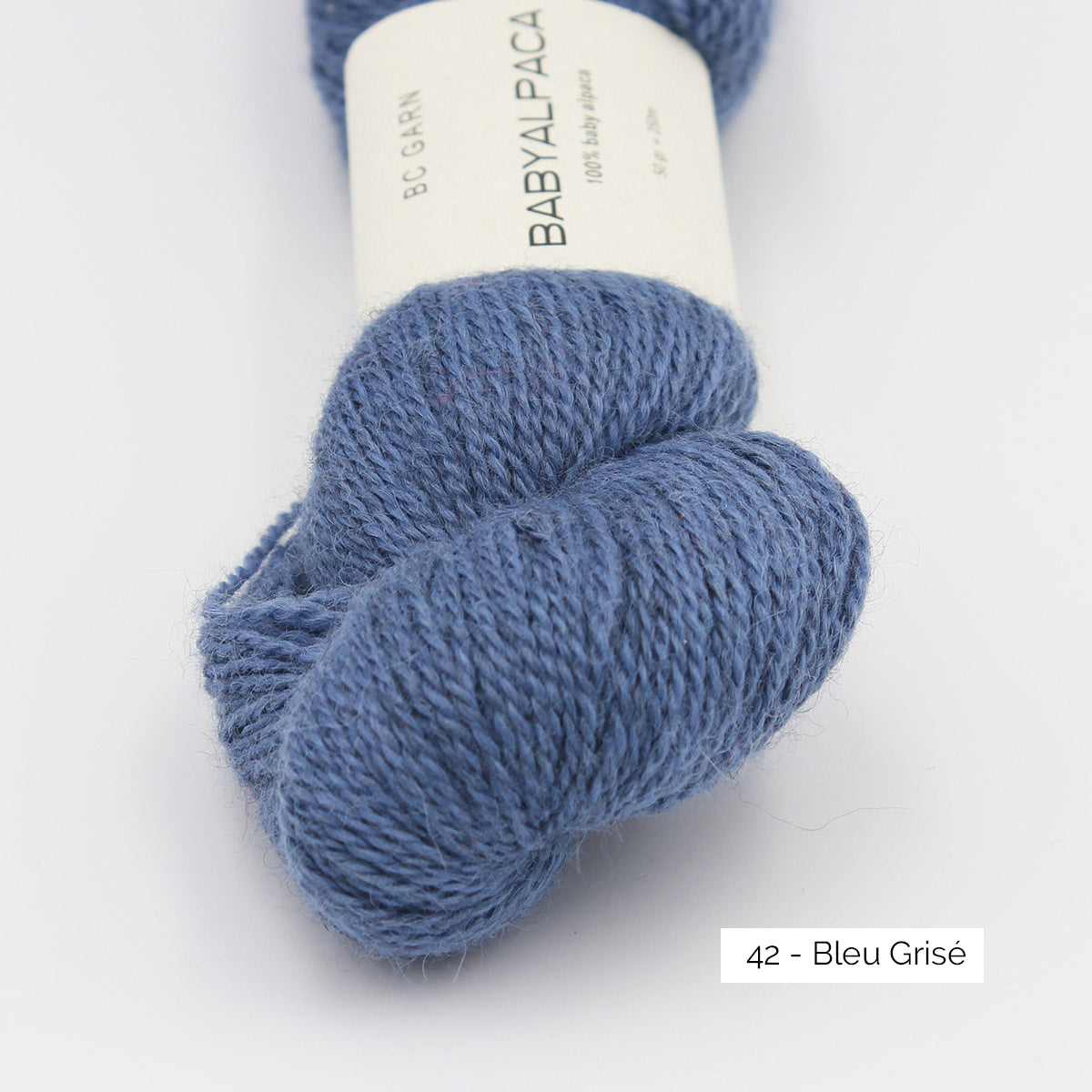 Texture et couleur d'un écheveau de Baby Alpaca de BC Garn, coloris 42 Bleu Grisé