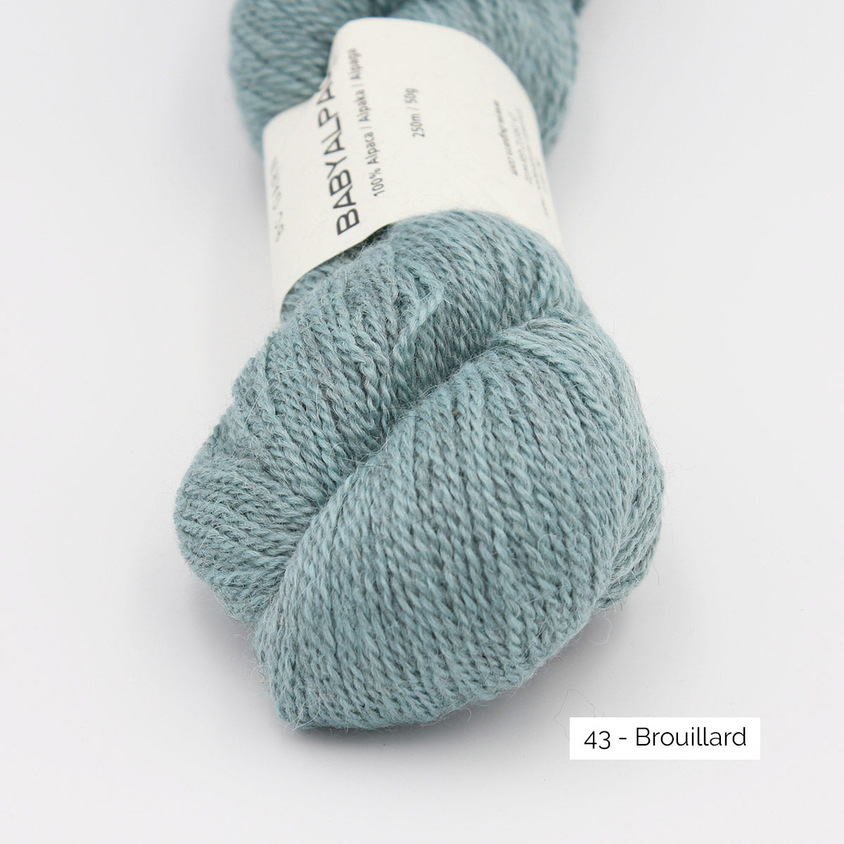 Texture et couleur d'un écheveau de Baby Alpaca de BC Garn, coloris 43 Brouillard