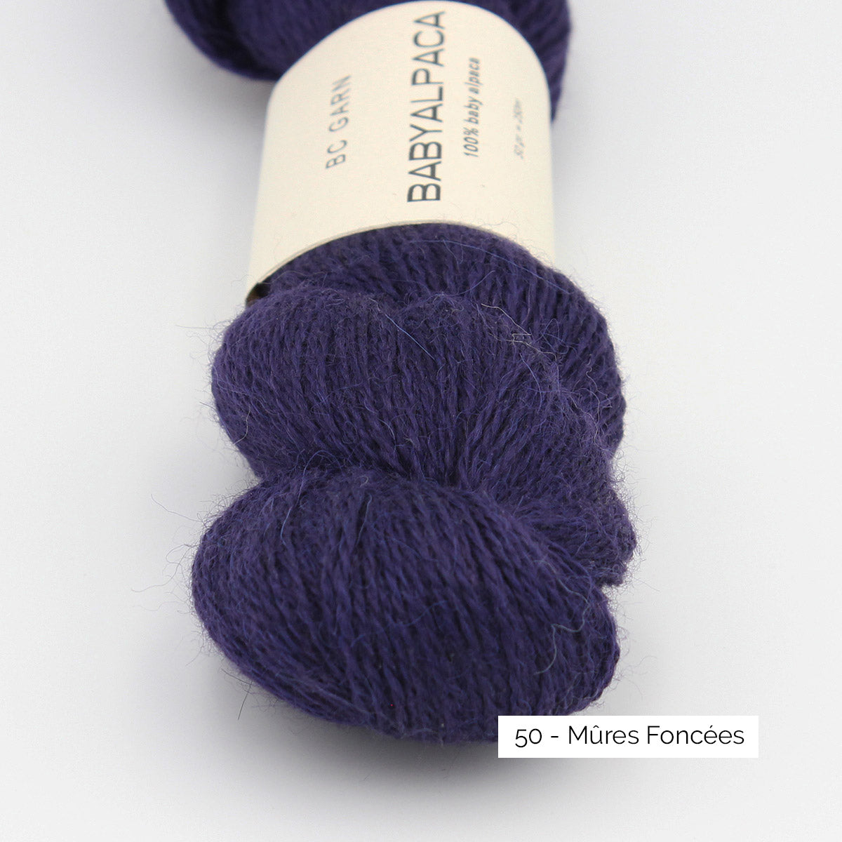 Texture et couleur d'un écheveau de Baby Alpaca de BC Garn, coloris 50 Mûres Foncé