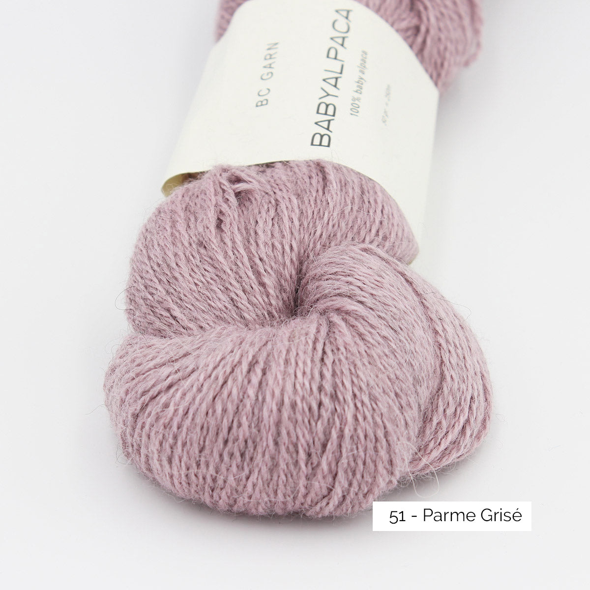 Texture et couleur d'un écheveau de Baby Alpaca de BC Garn, coloris 51 Parme Grisé