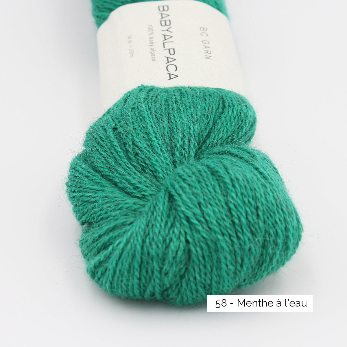 Texture et couleur d'un écheveau de Baby Alpaca de BC Garn, coloris 58 Menthe à l'eau (vert émeraude clair)