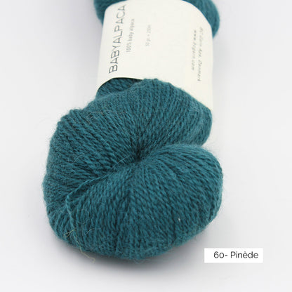 Texture et couleur d'un écheveau de Baby Alpaca de BC Garn, coloris 60 Pinède (vert bouteille)