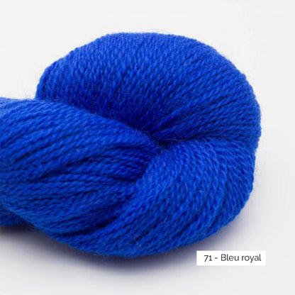 Texture et couleur d'un écheveau de Baby Alpaca de BC Garn coloris 71 Bleu Royal