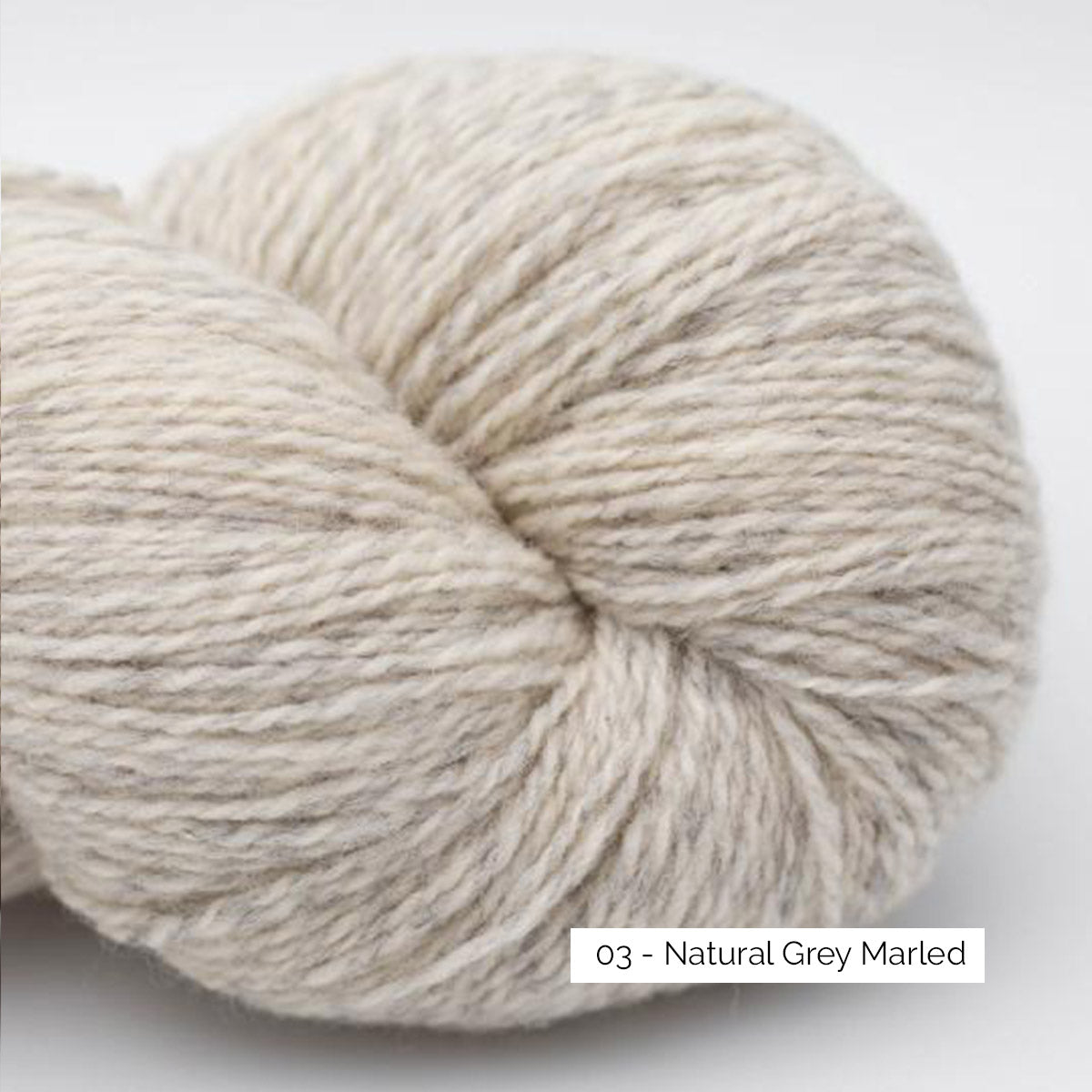 Gros plan sur la texture et la couleur d'un écheveau de Semilla Pura GOTS de BC Garn coloris 03 Natural Grey Marled