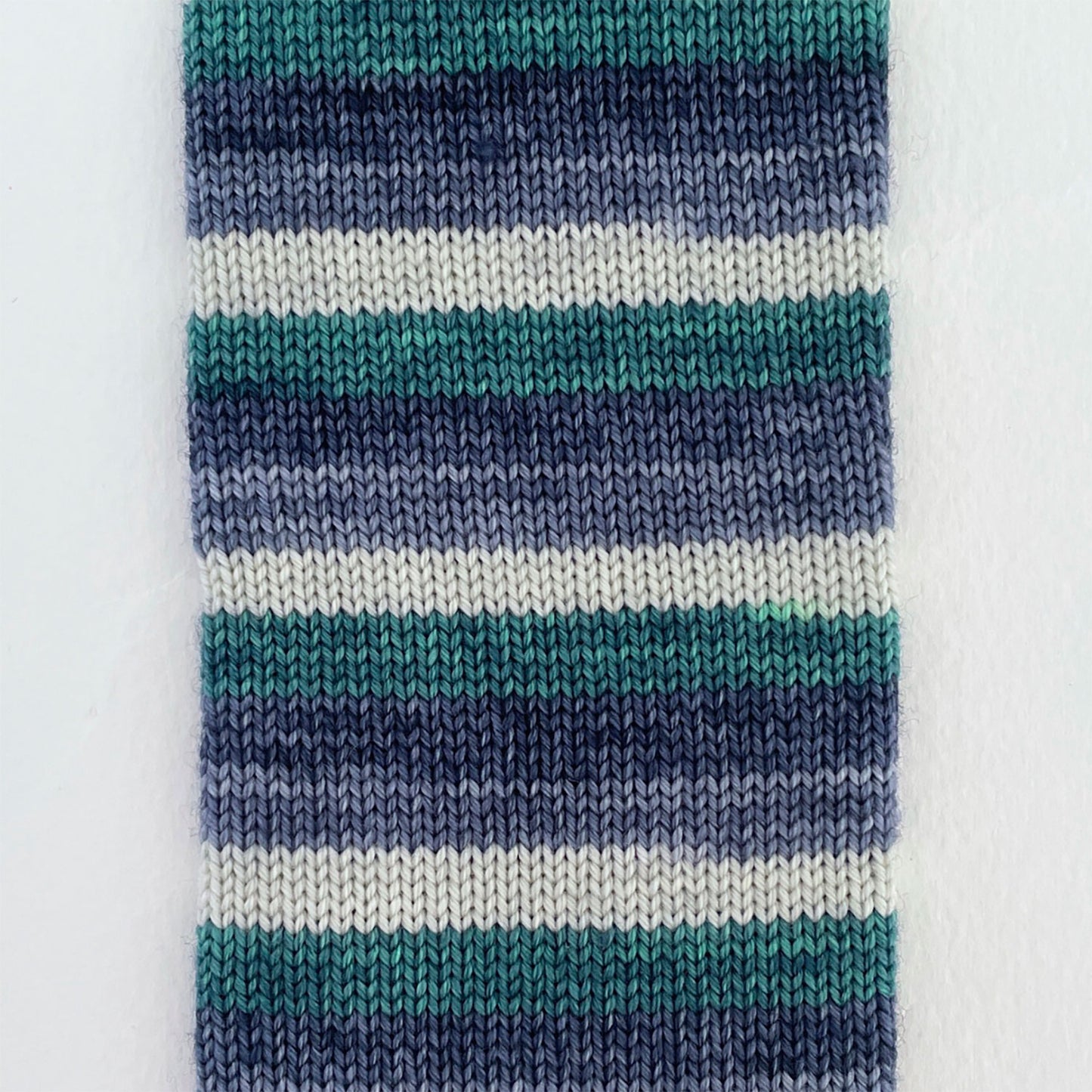 Laine à chaussettes autorayante Fingering 85/15 Le Bruit des Aiguilles coloris Happiness Only Real When Shared