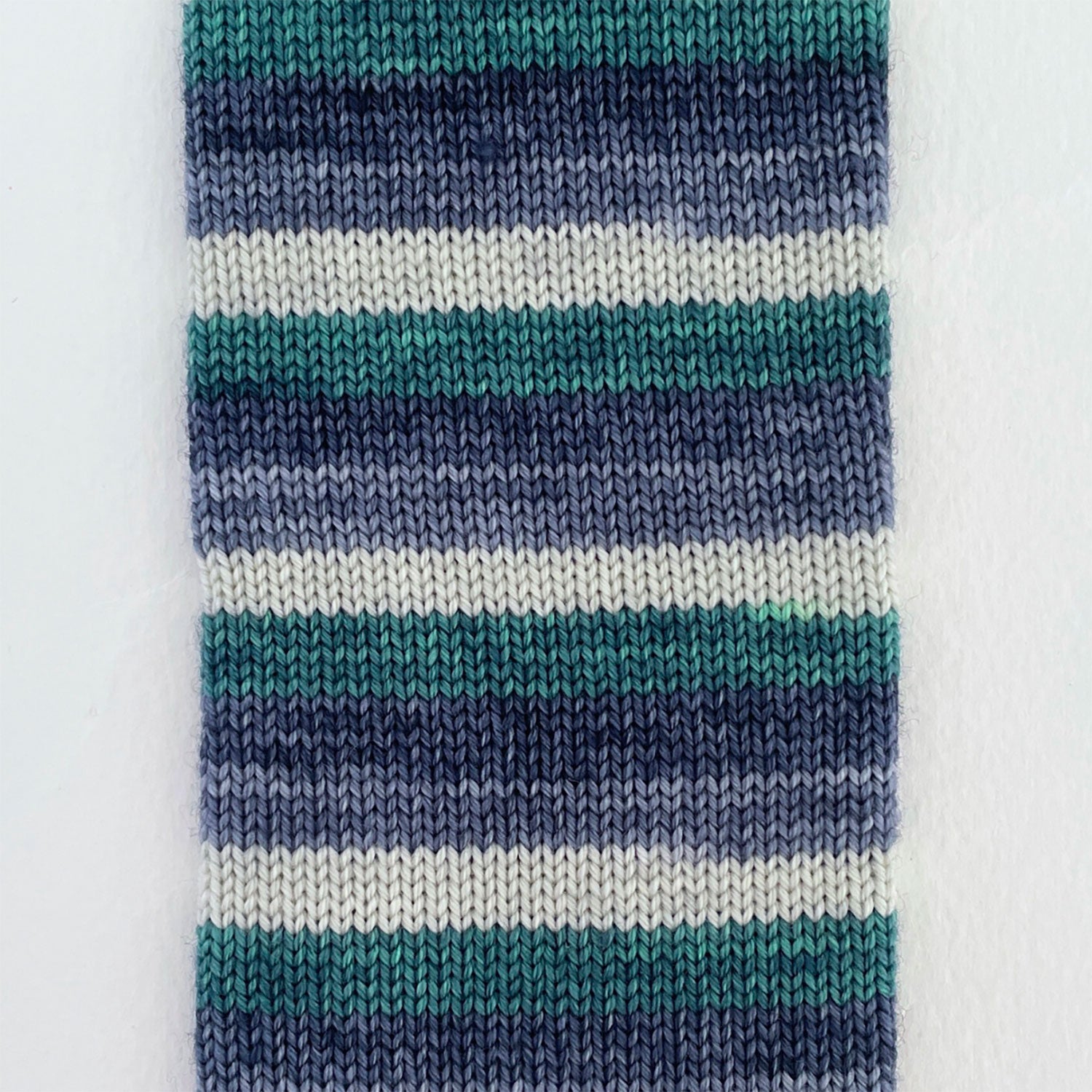 Laine à chaussettes autorayante Fingering 85/15 Le Bruit des Aiguilles coloris Happiness Only Real When Shared