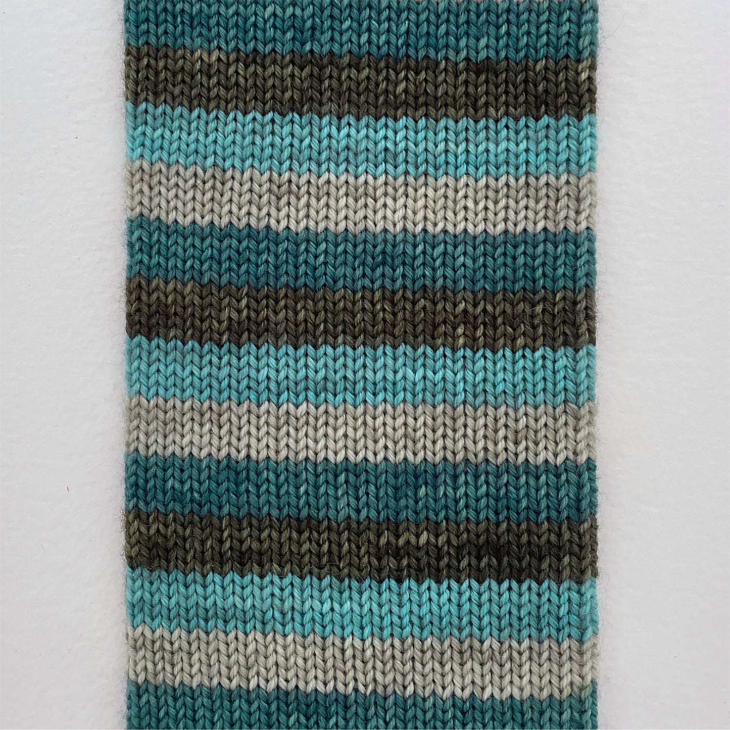 Laine à chaussettes autorayante Fingering 85/15 Le Bruit des Aiguilles coloris La Forme de l'Eau