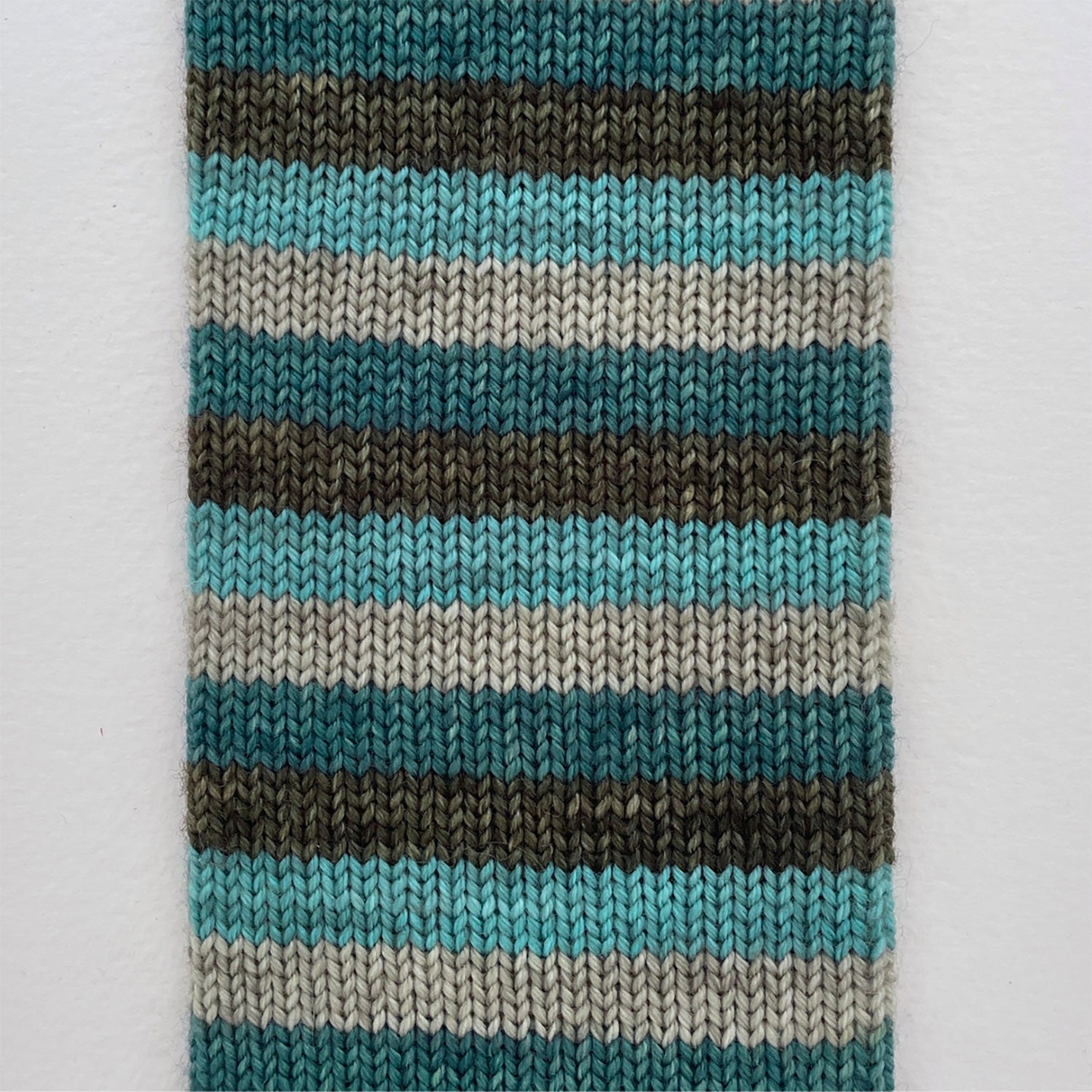 Laine à chaussettes autorayante Fingering 85/15 Le Bruit des Aiguilles coloris La Forme de l'Eau