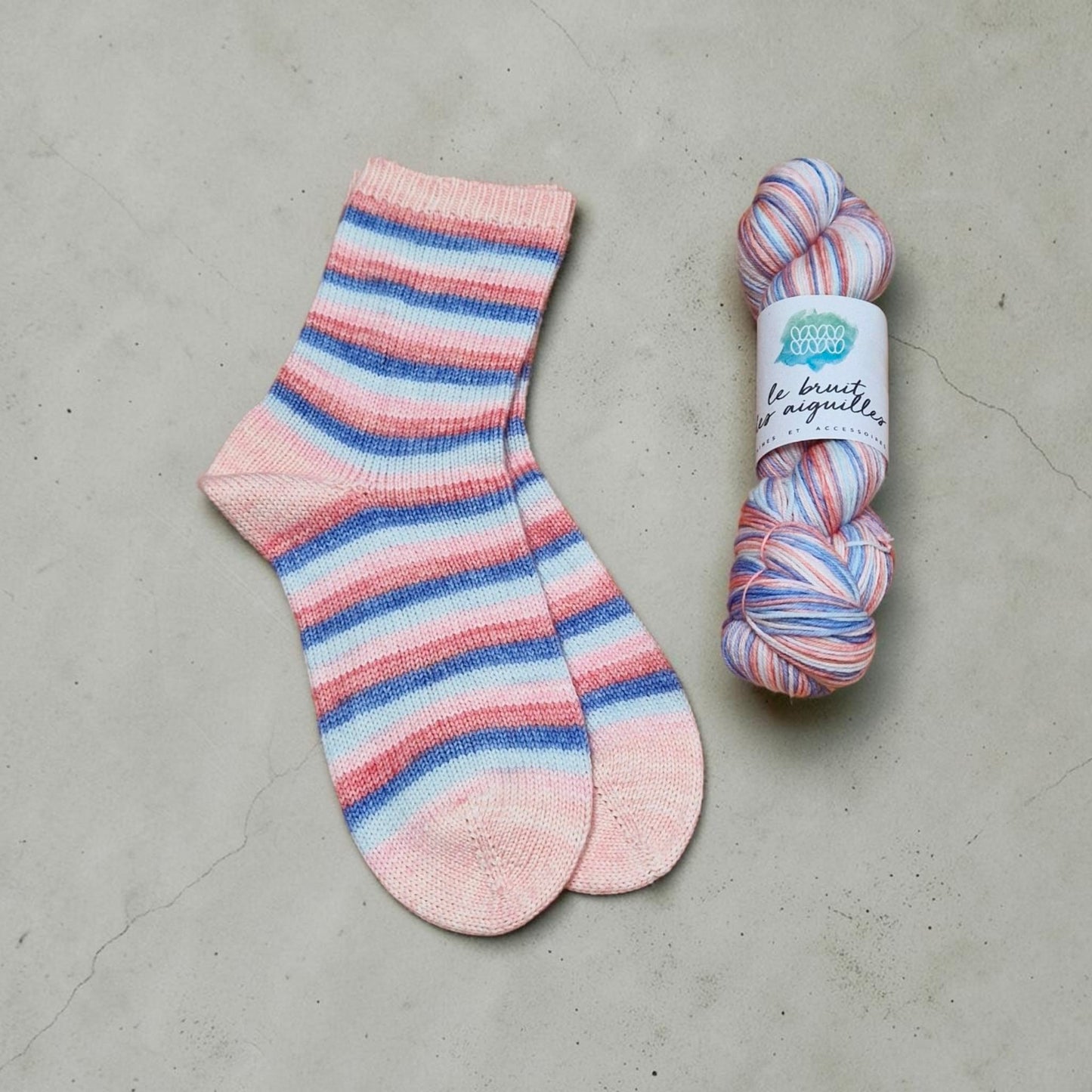 Laine à chaussettes autorayante Fingering 85/15 Le Bruit des Aiguilles coloris Lili Comme Tout (écheveau de 100g SANS contrastant)