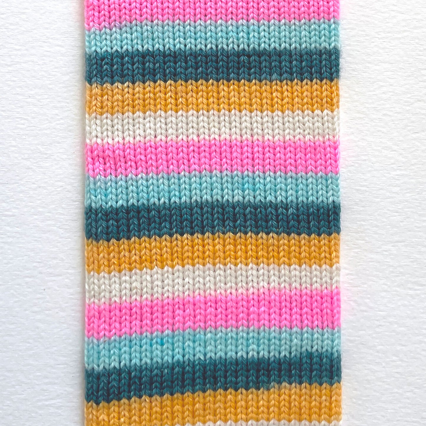 Laine à chaussettes autorayante Fingering 85/15 Le Bruit des Aiguilles coloris My Favorite Bikini