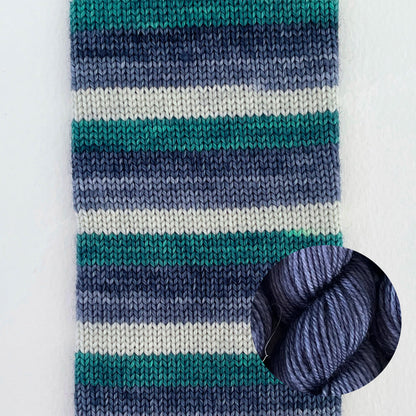 Kit de laine à chaussettes Le Bruit des Aiguilles, coloris Happiness Only Real When Shared / mini Bleu Foncé
