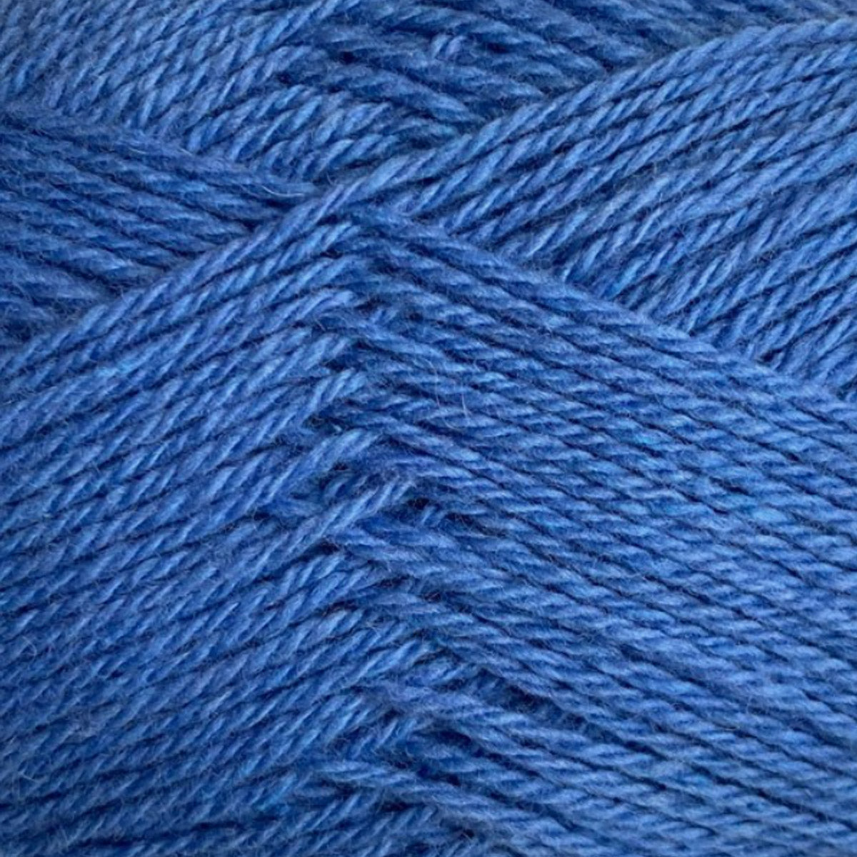 Texture et couleur d'une pelote d'Økologisk Sommeruld de CaMaRose, fil fin mélange de laine et coton bio, coloris 2058 Mellem Bla