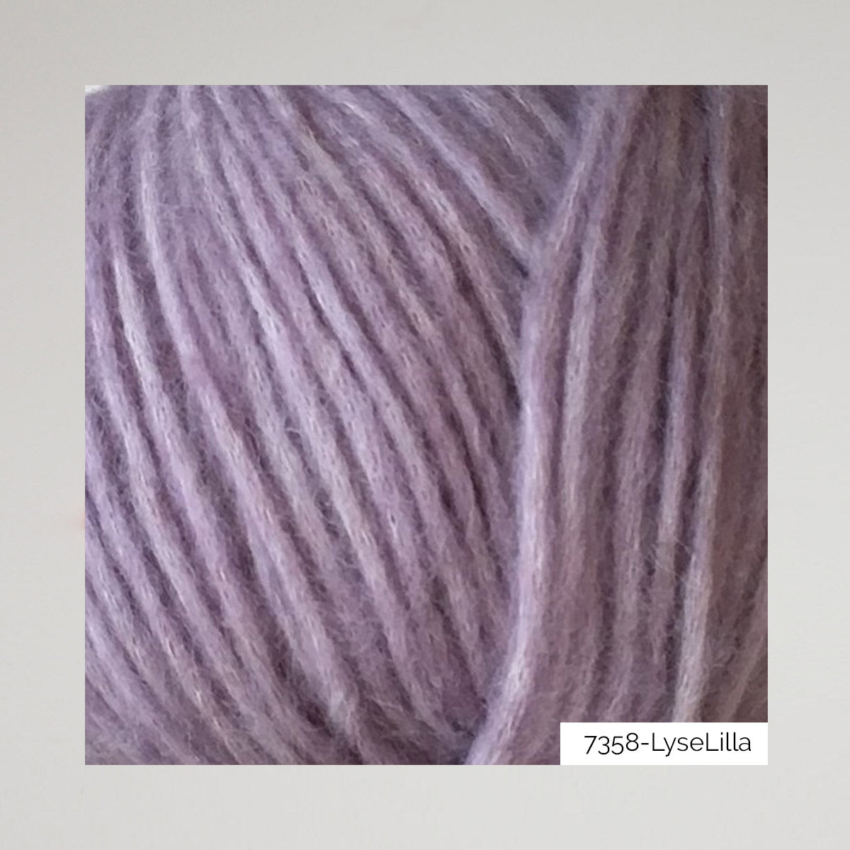 Texture d'une pelote de Snefnug de CaMaRose, alpaga et mérinos soufflé sur un filet de coton, coloris 7358 LyseLilla (lilas clair)