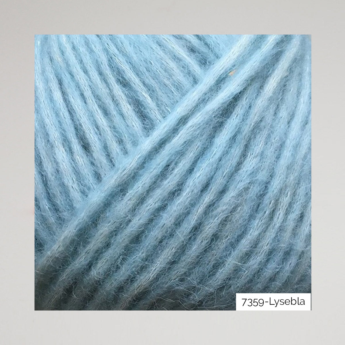 Texture d'une pelote de Snefnug de CaMaRose, alpaga et mérinos soufflé sur un filet de coton, coloris 7359 Lysebla (bleu clair)