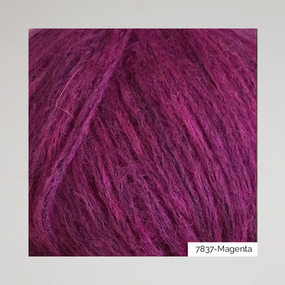 Texture et couleur d'une pelote de Snefnug de CaMaRose, alpaga et mérinos soufflé sur un filet de coton, coloris 7837 Magenta