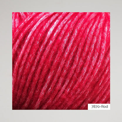 Texture et couleur d'une pelote de Snefnug de CaMaRose, alpaga et mérinos soufflé sur un filet de coton, coloris 7870 Rod (rouge)