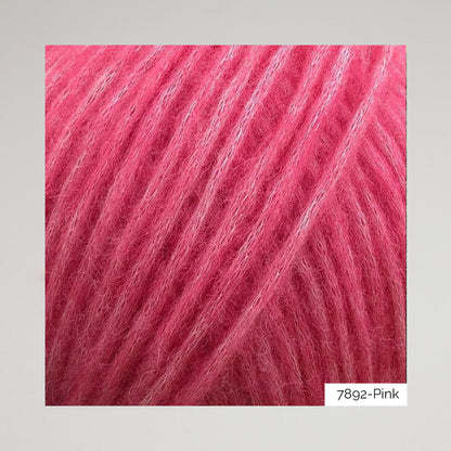 Texture et couleur d'une pelote de Snefnug de CaMaRose, alpaga et mérinos soufflé sur un filet de coton, coloris 7892 Pink