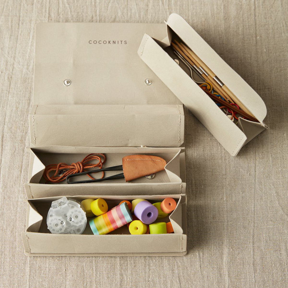 Trousse à accessoires modulable de Cocoknits, en carton lavable, avec compartiments triangulaires détachables, coloris Gris