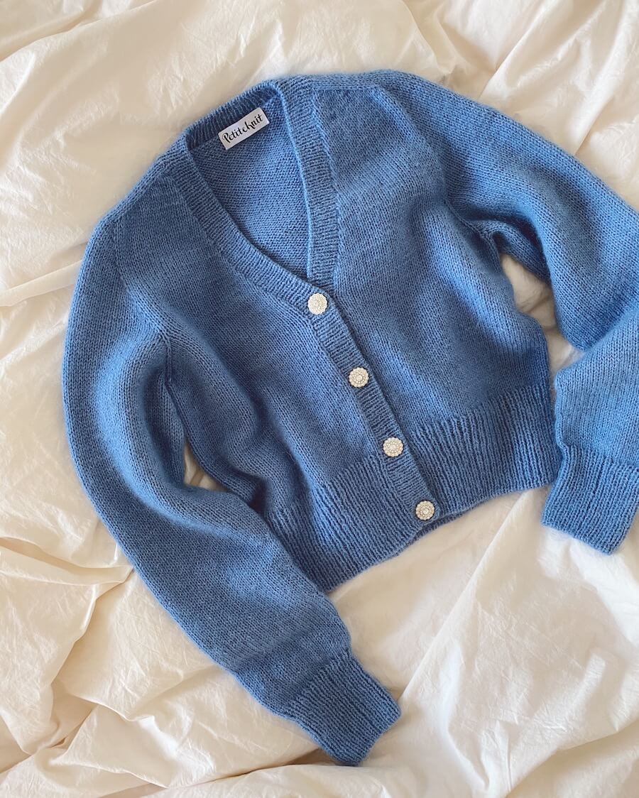 April Cardigan, patron de gilet au tricot de Petite Knit, à retrouver en coffret sur Lili Comme Tout