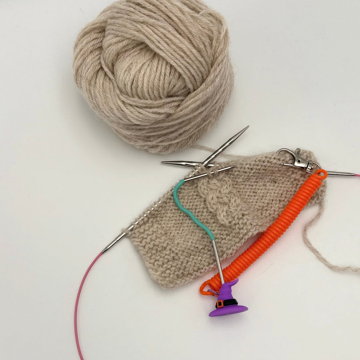 Pixie de Des Mains de Grana, support pour Flox ou aiguille à torsades, modèle Chapeau de Sorcière, coloris Orange