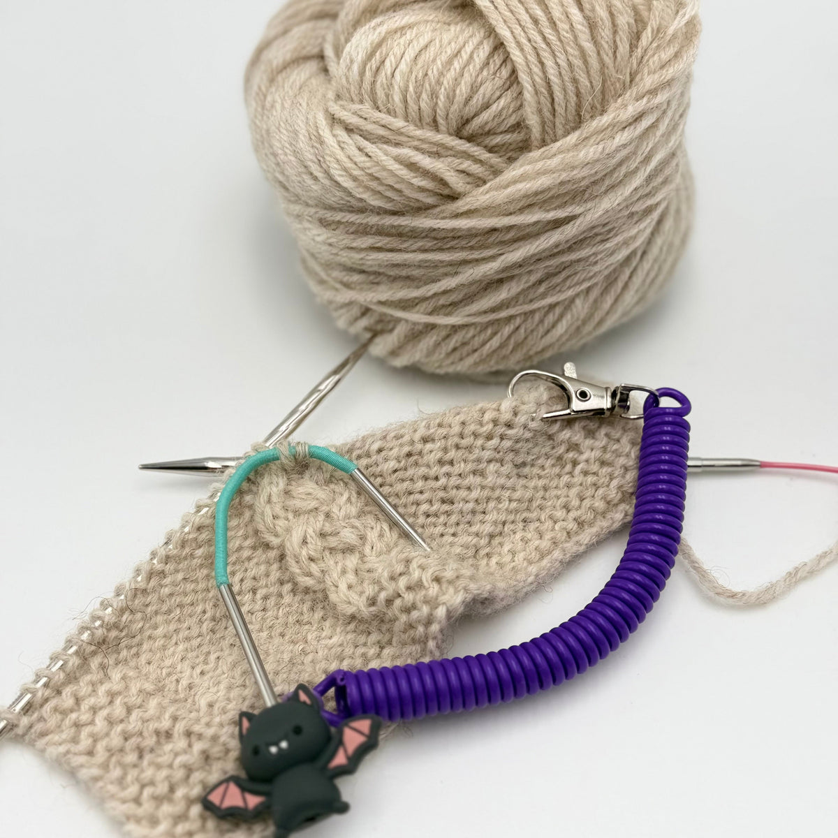 Pixie de Des Mains de Grana, support pour Flox ou aiguille à torsades, modèle Chauve-Souris, coloris Violet