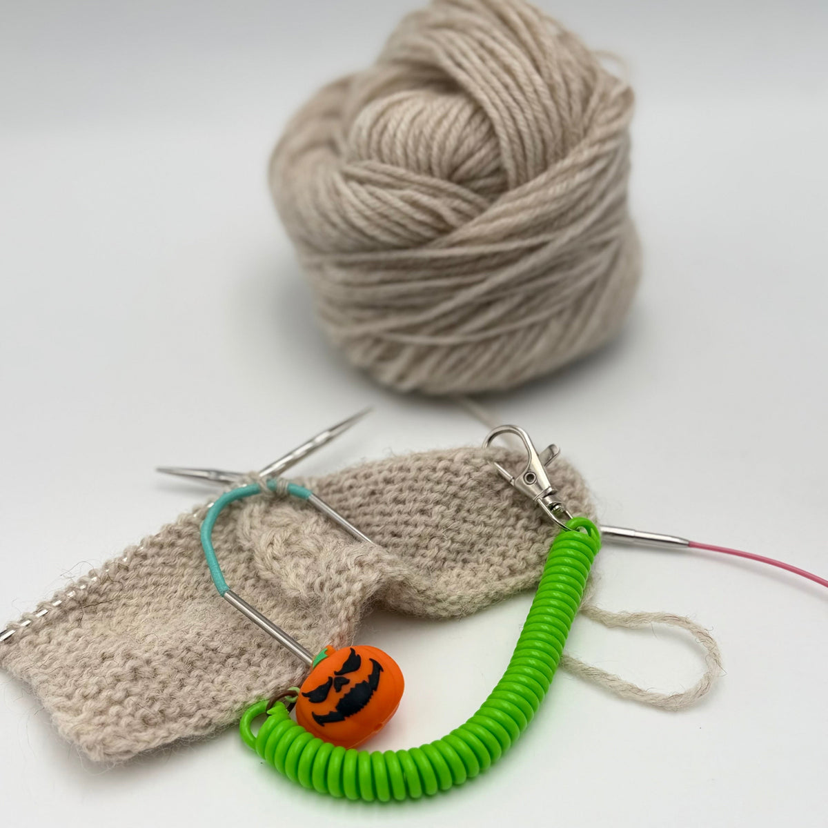 Pixie de Des Mains de Grana, support pour Flox ou aiguille à torsades, modèle Citrouille, coloris Vert