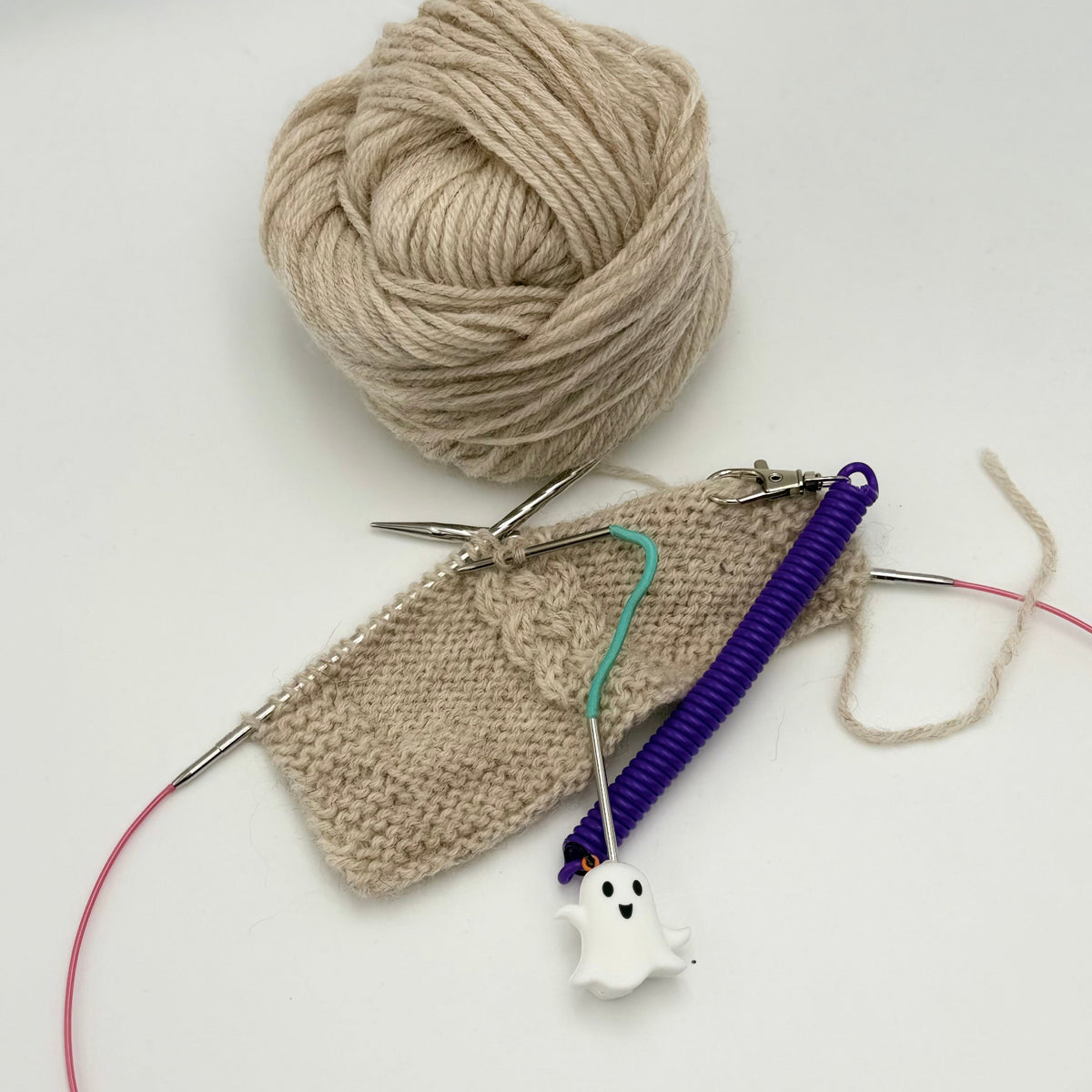 Pixie de Des Mains de Grana, support pour Flox ou aiguille à torsades, modèle Fantome, coloris Violet