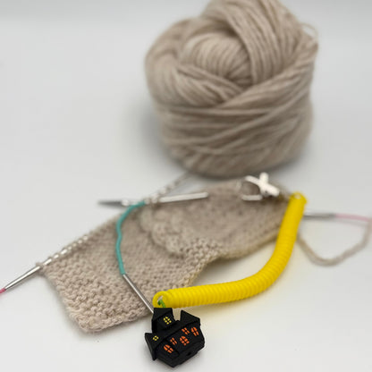 Pixie de Des Mains de Grana, support pour Flox ou aiguille à torsades, modèle Maison Hantée, coloris Jaune