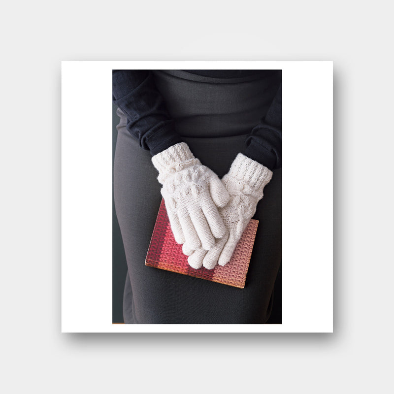 Modèle de gants tricotés paru dans le livre 55 Motifs Originaux au Tricot de Kotomi Hayashi aux Editions de Saxe