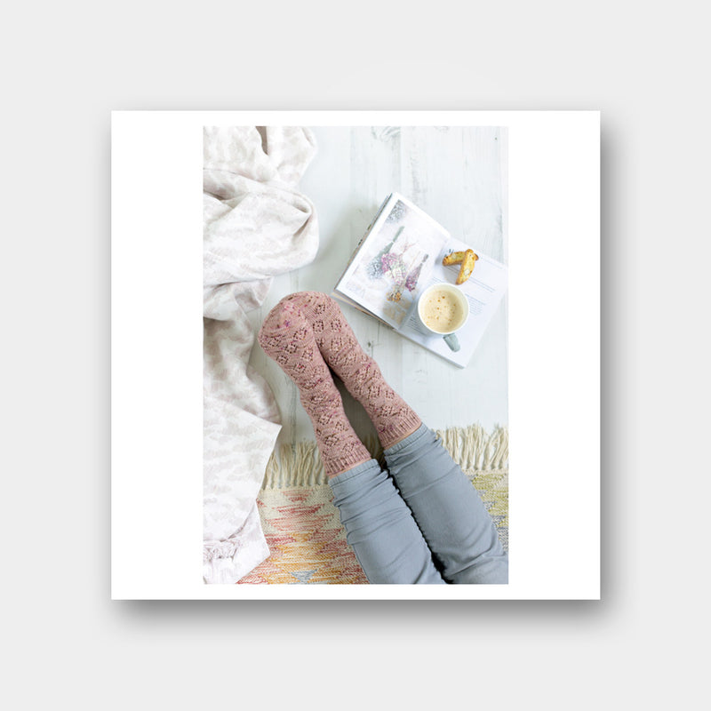 Modèle de chaussettes en dentelle de Lynne Rowe paru dans le livre La Bible des Chaussettes au Tricot aux Editions de Saxe