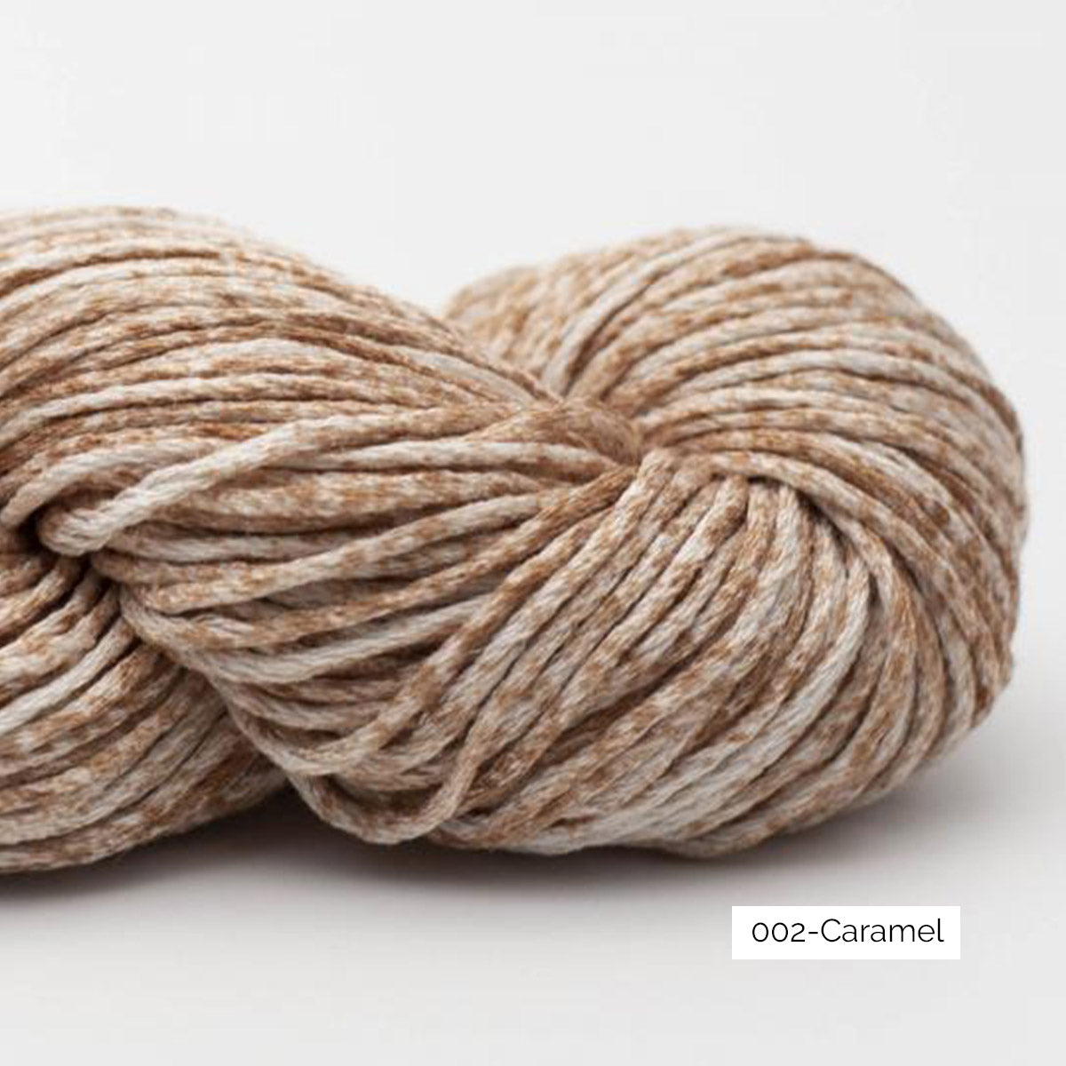 Gros plan sur un écheveau de Studio Linen (viscose de lin recyclée et lin) d'Erika Knight, coloris 002 Caramel