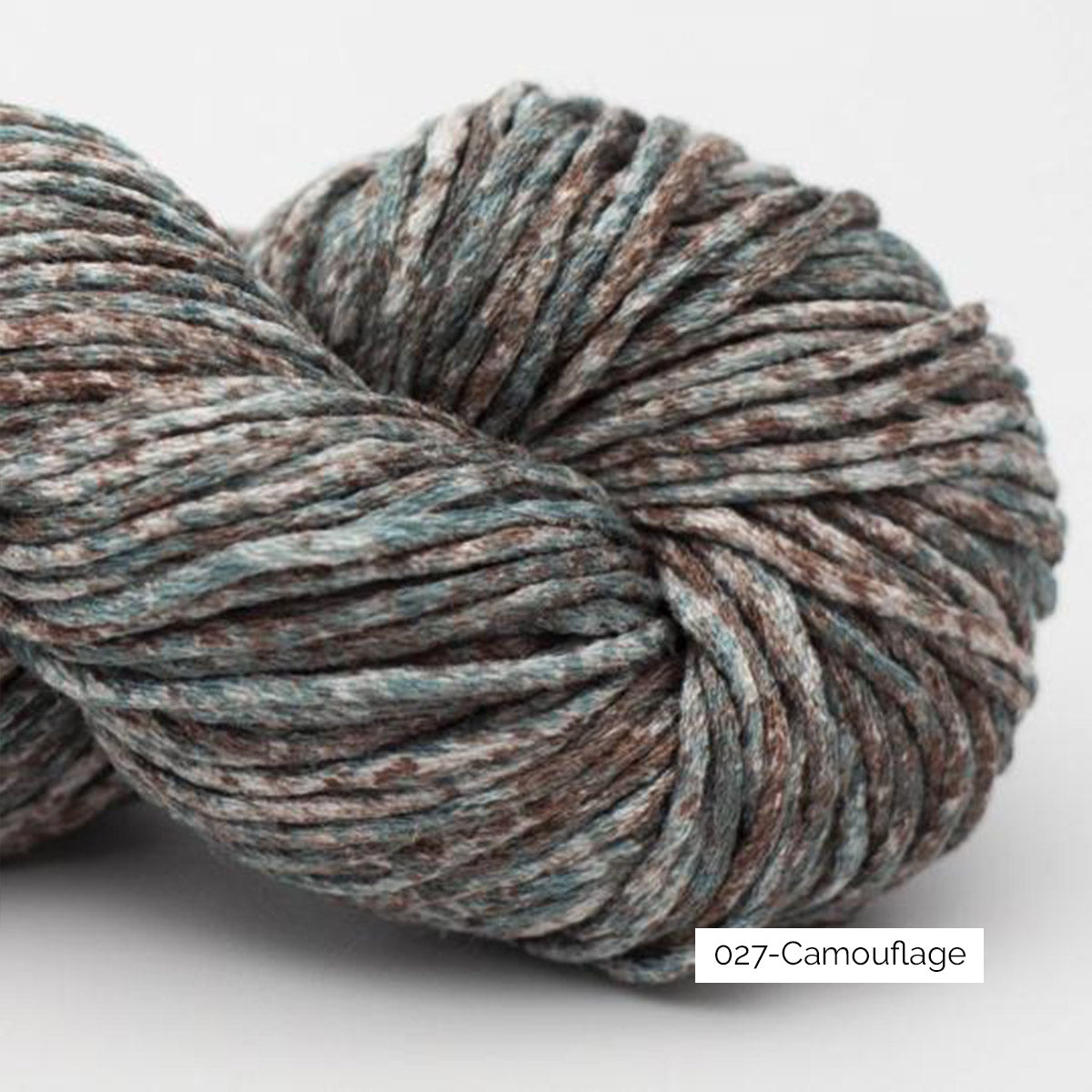 Gros plan sur la texture et la couleur d'un écheveau de Studio Linen d'Erika Knight coloris 027 Camouflage