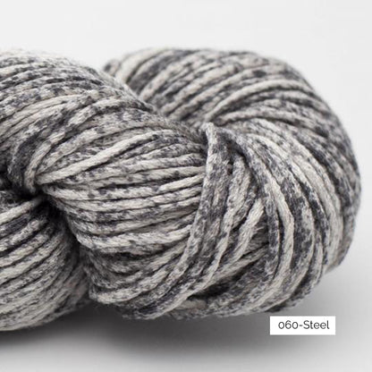 Gros plan sur la texture et la couleur d'un écheveau de Studio Linen d'Erika Knight coloris 060 Steel