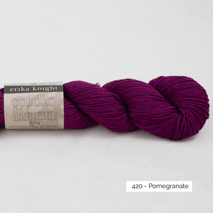 Texture et couleur d'un écheveau de Studio Linen d'Erika Knight, 100% lin, coloris 420 Pomegranate (prune)