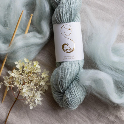 Echeveau de Elements Luxury Irish Wool DK d'Eriu coloris 1049 Sylph