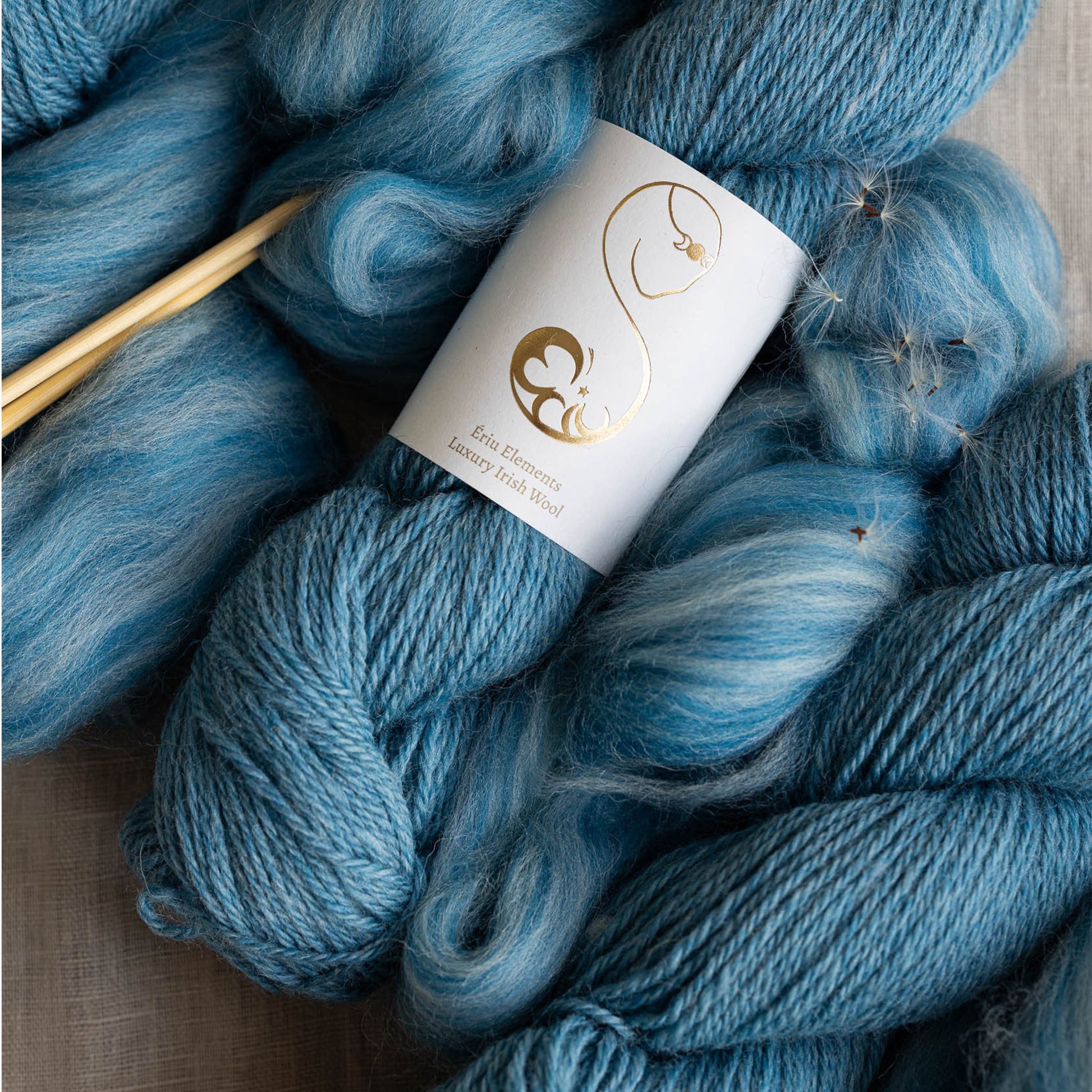 Echeveau de Elements Luxury Irish Wool DK d'Eriu coloris 1050 The Shee
