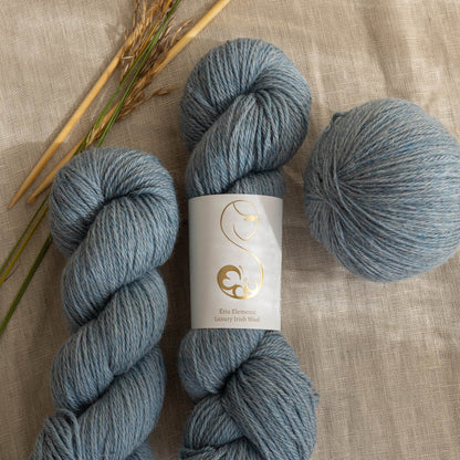 Echeveau de Elements Luxury Irish Wool DK d'Eriu coloris 1051 Wisp